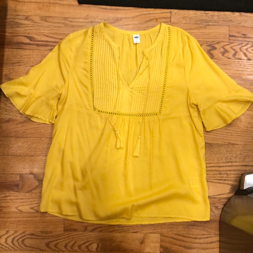 🌻LIKE NEW Yellow tassel tshirt from old navy
